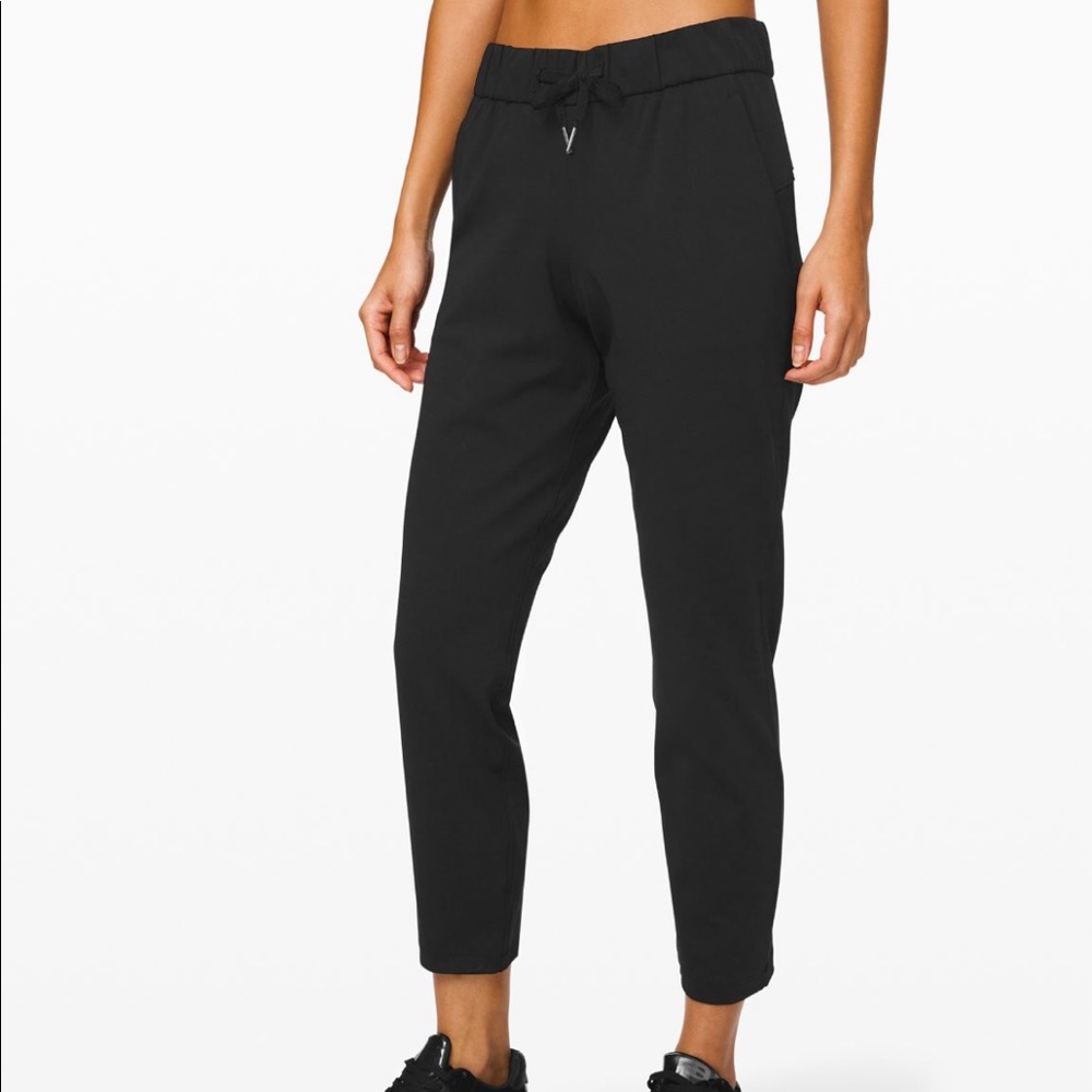 Lululemon On the Fly pant 7/8 navy blue